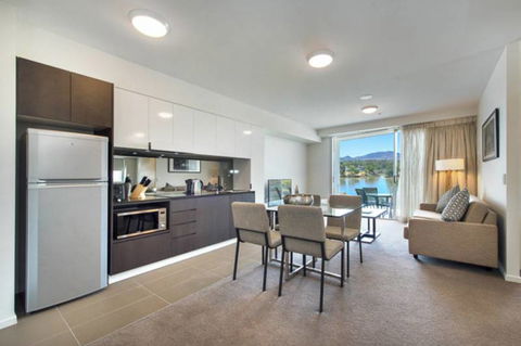 Empire Apartment Hotel - VIC Tourism 4
