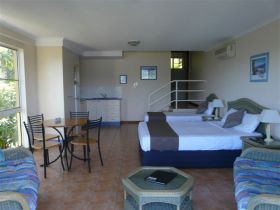 Sunlit Waters Studio Apartments - VIC Tourism 1