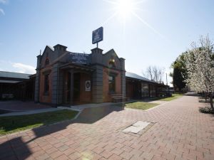 Willow Tree Inn - VIC Tourism 4