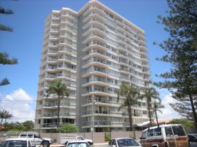 Pacific Regis Holiday Apartments - VIC Tourism 0