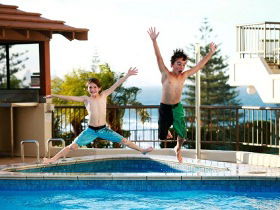 Gemini Court Holiday Apartments - VIC Tourism 3