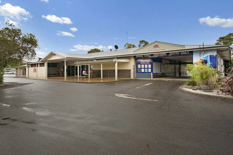 Lakeside Village Tavern - VIC Tourism 18