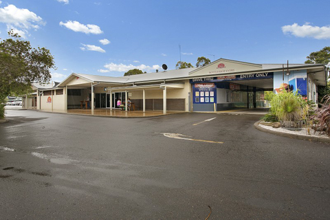 Lakeside Village Tavern - VIC Tourism 13