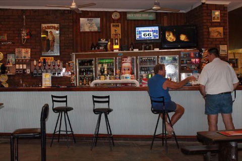 Corroboree Park Tavern - VIC Tourism 8