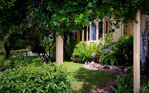 Cotswold Gardens Armidale - VIC Tourism 3