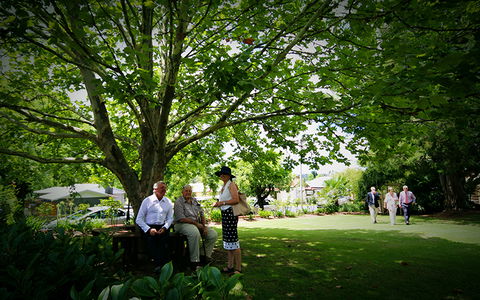 Cotswold Gardens Armidale - VIC Tourism 1