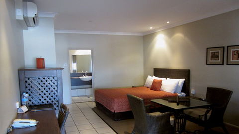 BEST WESTERN Bungil Creek Motel - VIC Tourism 1