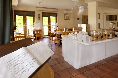 Admiralty Inn - VIC Tourism 1