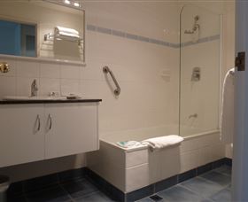 Mayfair Plaza Motel - VIC Tourism 3