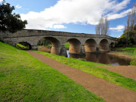 Bridge Cottages - VIC Tourism 1