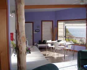 Larus Waterfront Cottage - VIC Tourism 3