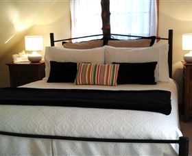 Touchwood Cottages & Craft Gallery & Cafe - VIC Tourism 4