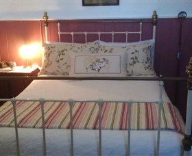 Touchwood Cottages & Craft Gallery & Cafe - VIC Tourism 3