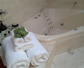 Ellie's Cottage Collection - Ellie's Spa Cottage - VIC Tourism 0