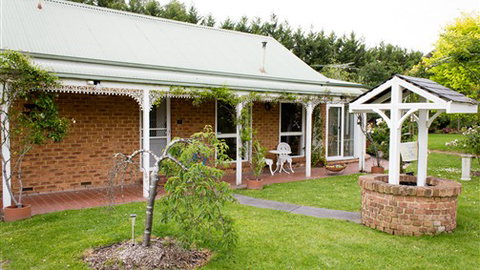 Lakeside Cottage - VIC Tourism 6