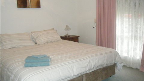 Carn Court Holiday Apartments - VIC Tourism 4
