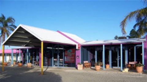 Paddle Steamer Motel - VIC Tourism 0