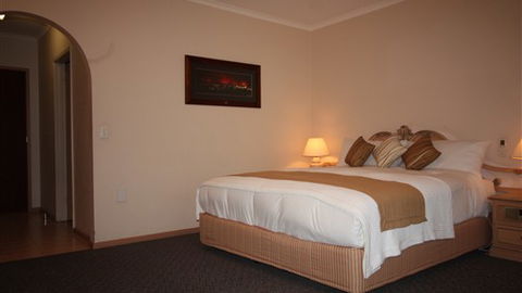 Country Plaza Halls Gap - VIC Tourism 3