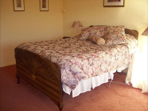 Colonial Inn Guest Rooms - VIC Tourism 4