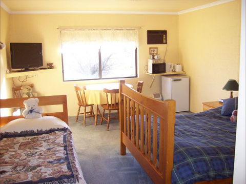 Colonial Inn Guest Rooms - VIC Tourism 9