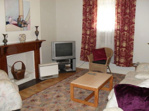 Aaron Cottage - VIC Tourism 4