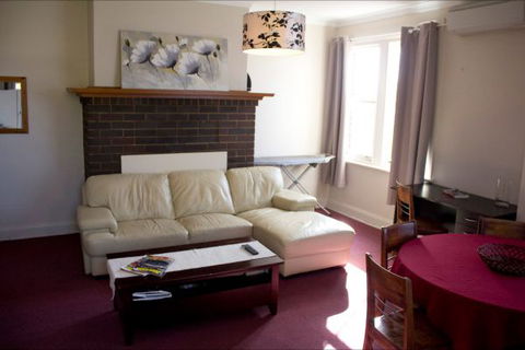 Courthouse Hotel Boorowa - VIC Tourism 3