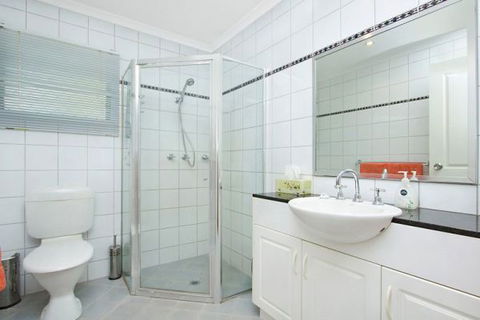 Garunya Executive Townhouse - VIC Tourism 5