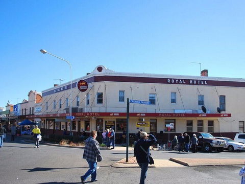 The Royal Hotel Grenfell - VIC Tourism 0