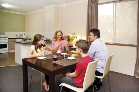 Oxley Court Apartments - VIC Tourism 0