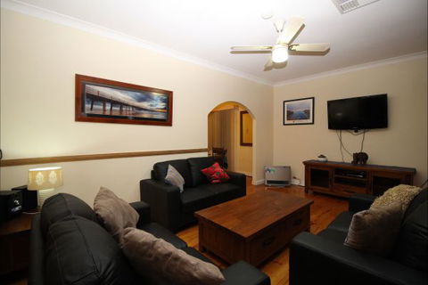 Christies Cottage For Holidays And Relocations. - VIC Tourism 2