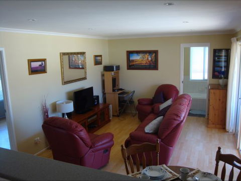 Christies Cottage For Holidays And Relocations. - VIC Tourism 24