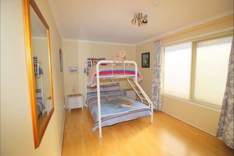 Christies Cottage For Holidays And Relocations. - VIC Tourism 26