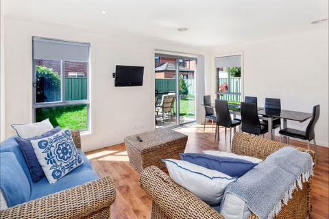 Phoenix House - Ballarat Townhouses - VIC Tourism 3