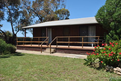 Clinton Cabin - VIC Tourism 0