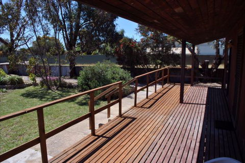 Clinton Cabin - VIC Tourism 1