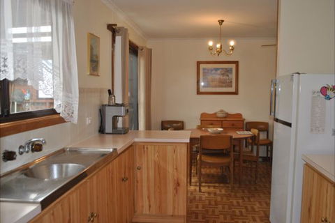 Clinton Cabin - VIC Tourism 4