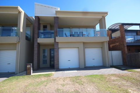 LJ Hooker Goolwa Holiday Rentals - 42 Underwood Avenue, Goolwa Beach - VIC Tourism 3