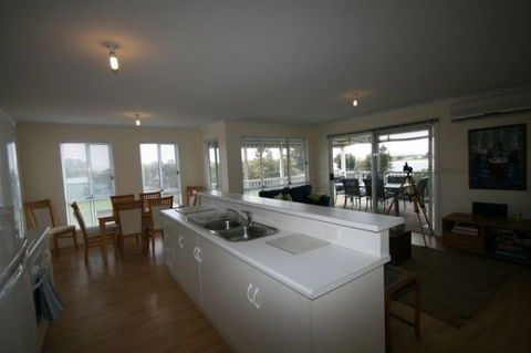 LJ Hooker Goolwa Holiday Rentals - 42 Underwood Avenue, Goolwa Beach - VIC Tourism 5