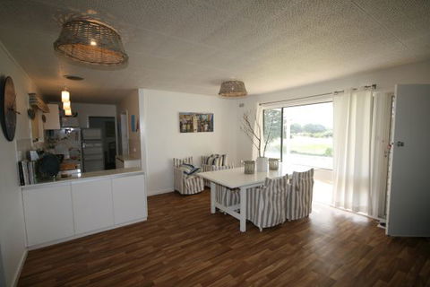 LJ Hooker Goolwa Holiday Rentals - 42 Underwood Avenue, Goolwa Beach - VIC Tourism 8
