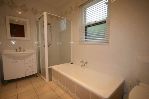 LJ Hooker Goolwa Holiday Rentals - 42 Underwood Avenue, Goolwa Beach - VIC Tourism 26