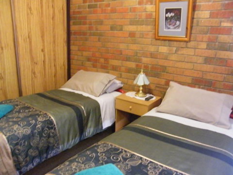 Boomers Guest House Hamilton - VIC Tourism 7