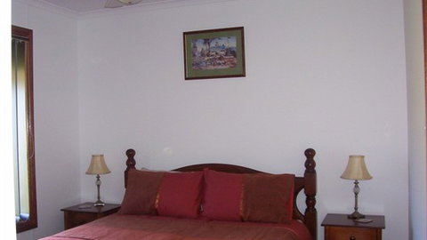 Murphy's Cabin - VIC Tourism 4