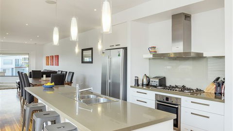 Serenity Torquay Sea View: Luxury Beachfront - VIC Tourism 1