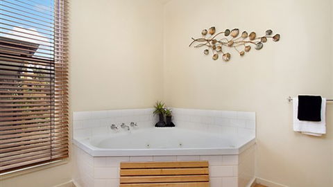 Lake Como Villa & Studio - Daylesford - VIC Tourism 3