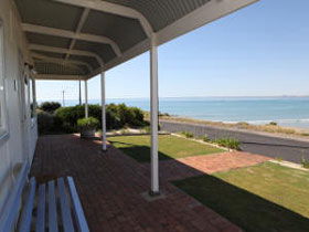 Beachside Cottage - VIC Tourism 3