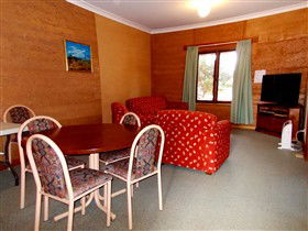 Mud Hut Motel - VIC Tourism 2