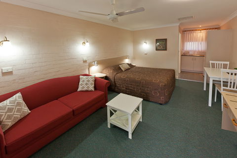 Abraham Lincoln Motel - VIC Tourism 1