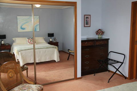 Adrienne's Place On The Hill - VIC Tourism 1