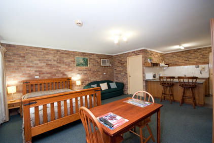Allan Cunningham Motel And Old Wagon Restaurant - VIC Tourism 4