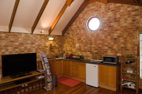 Bet's Bed And Breakfast Studio - VIC Tourism 5